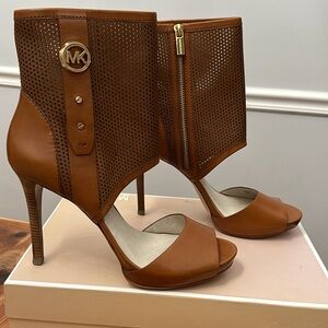 Molly Sandal, Size 10, New with box